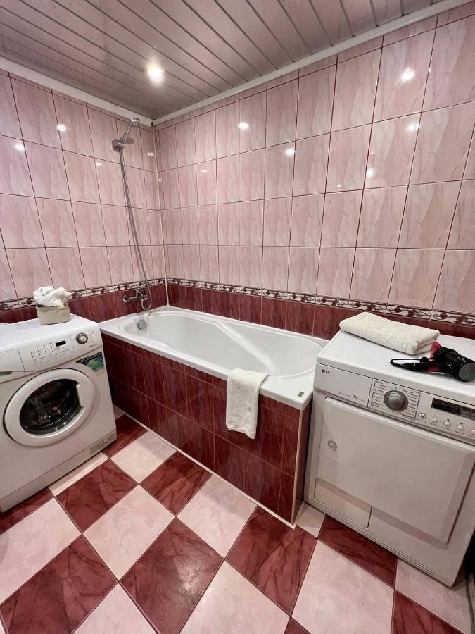 Apartment On Hnatiuka With Parking Lviv Exteriör bild