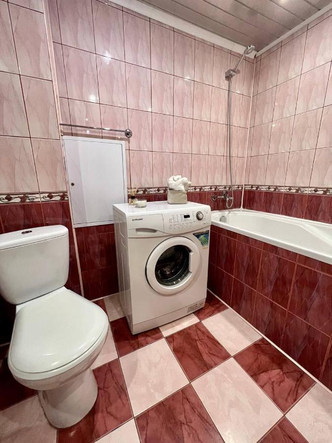 Apartment On Hnatiuka With Parking Lviv Exteriör bild