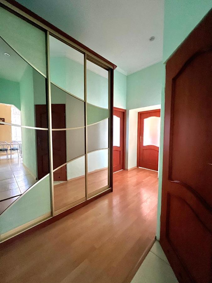 Apartment On Hnatiuka With Parking Lviv Exteriör bild